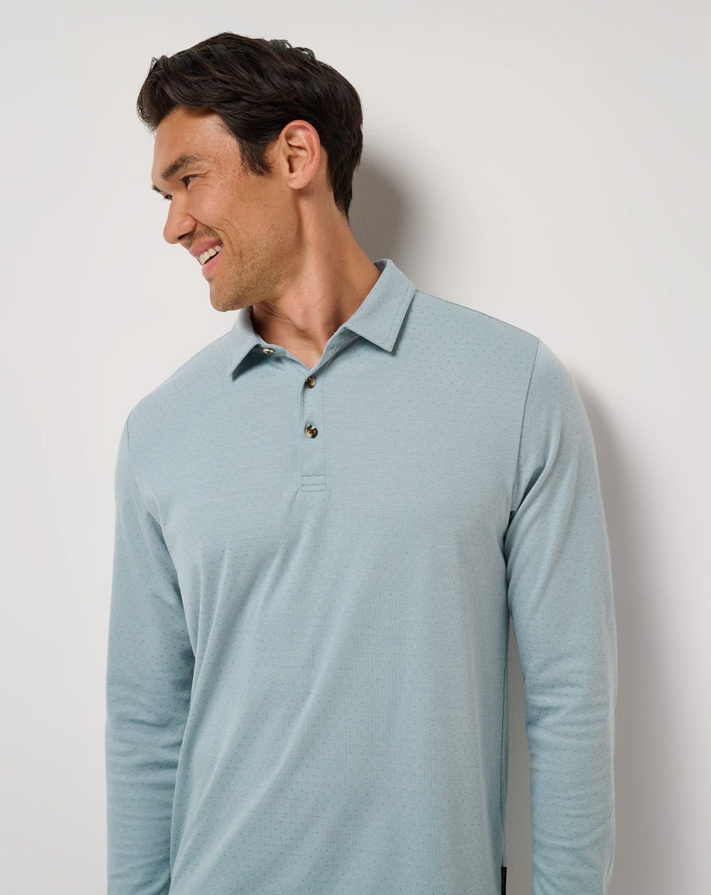 Arona Travis Mathew Men