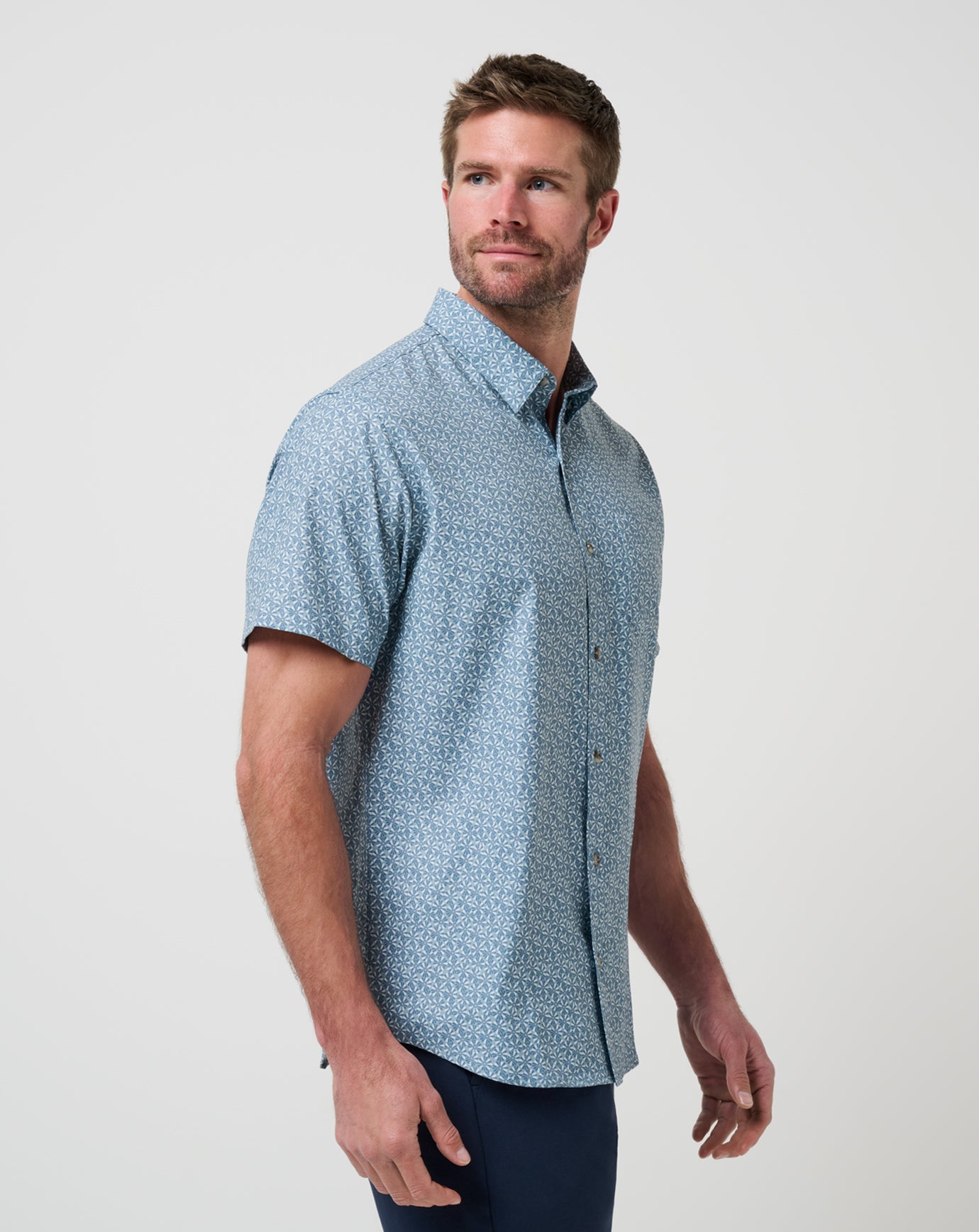 Arona Travis Mathew Men