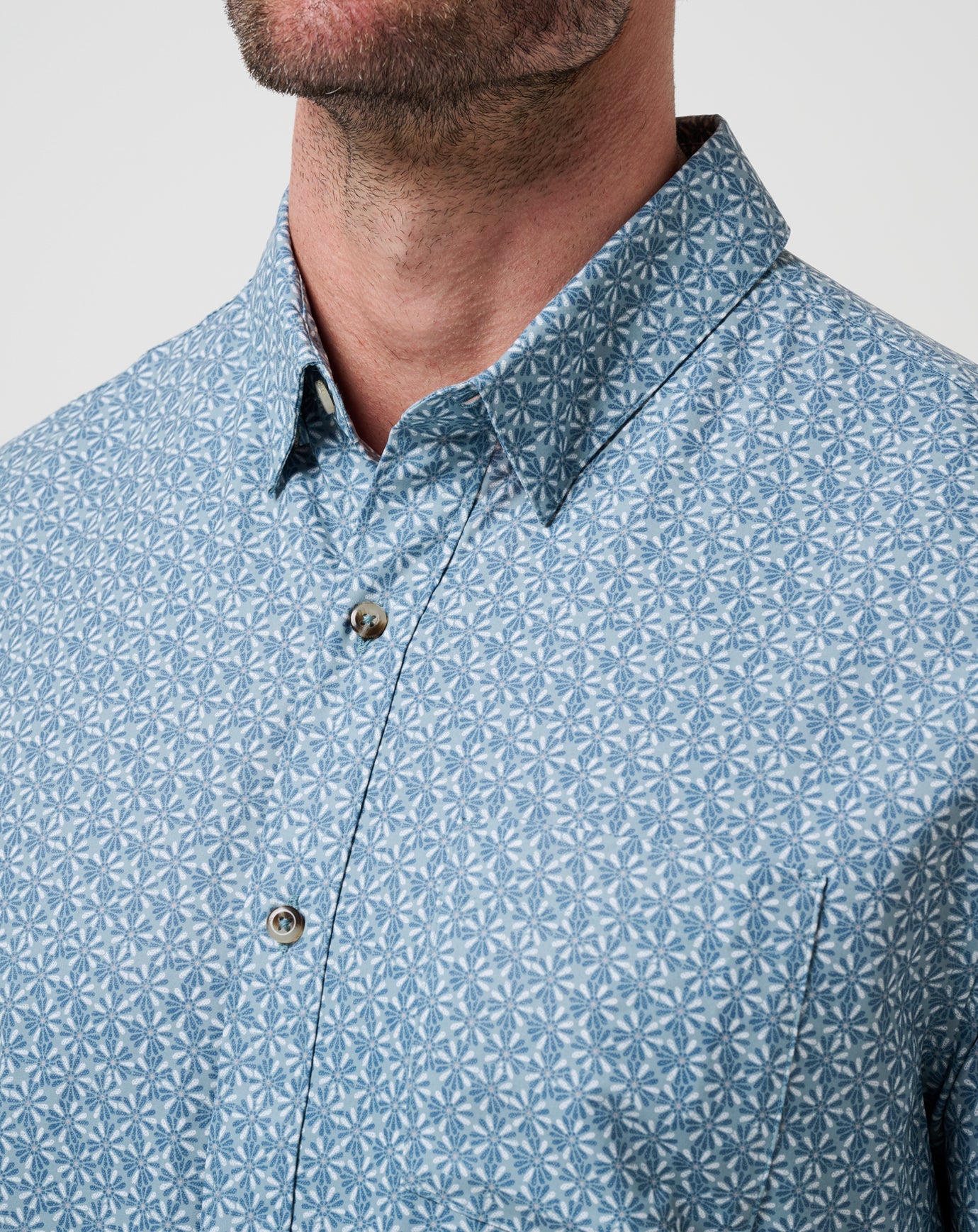 Arona Travis Mathew Men